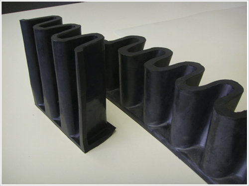 Skirt conveyor belt
