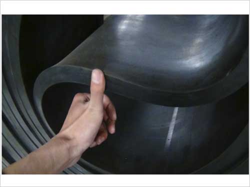Oil resistant conveyor belt