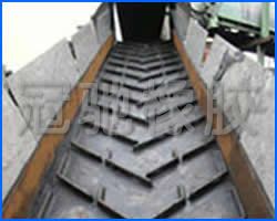 Patterned conveyor belt