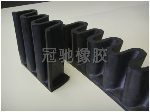 Skirt conveyor belt