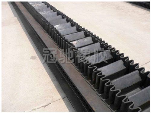 Raised edge conveyor belt wedge